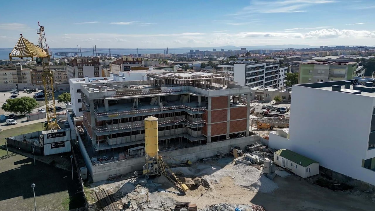 Modern 3-Bedroom Apartment in Camarate, Loures