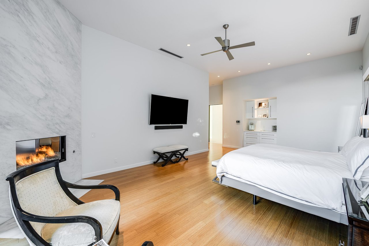 16167 Royal Oak Rd, Encino