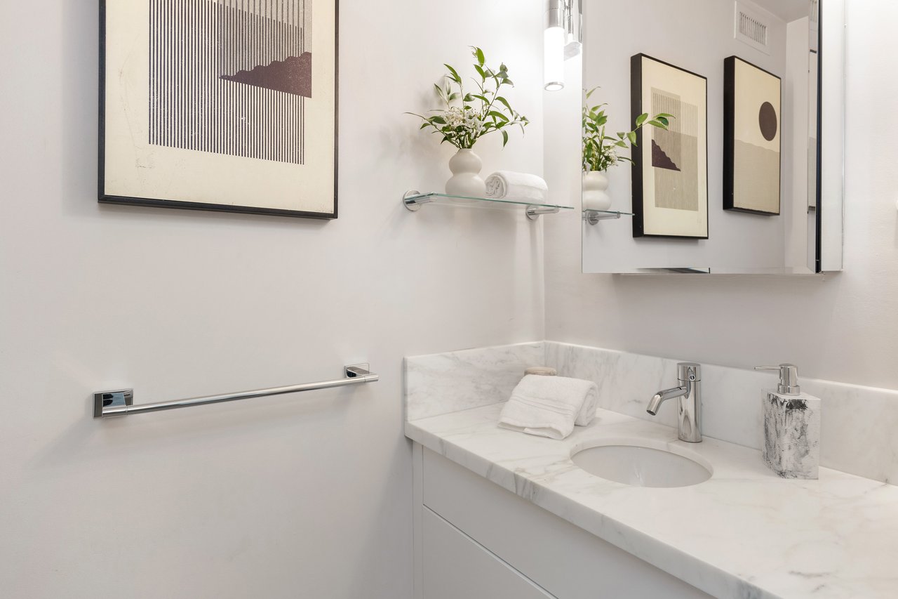 Contemporary Pacific Heights 1 Bedroom + Den