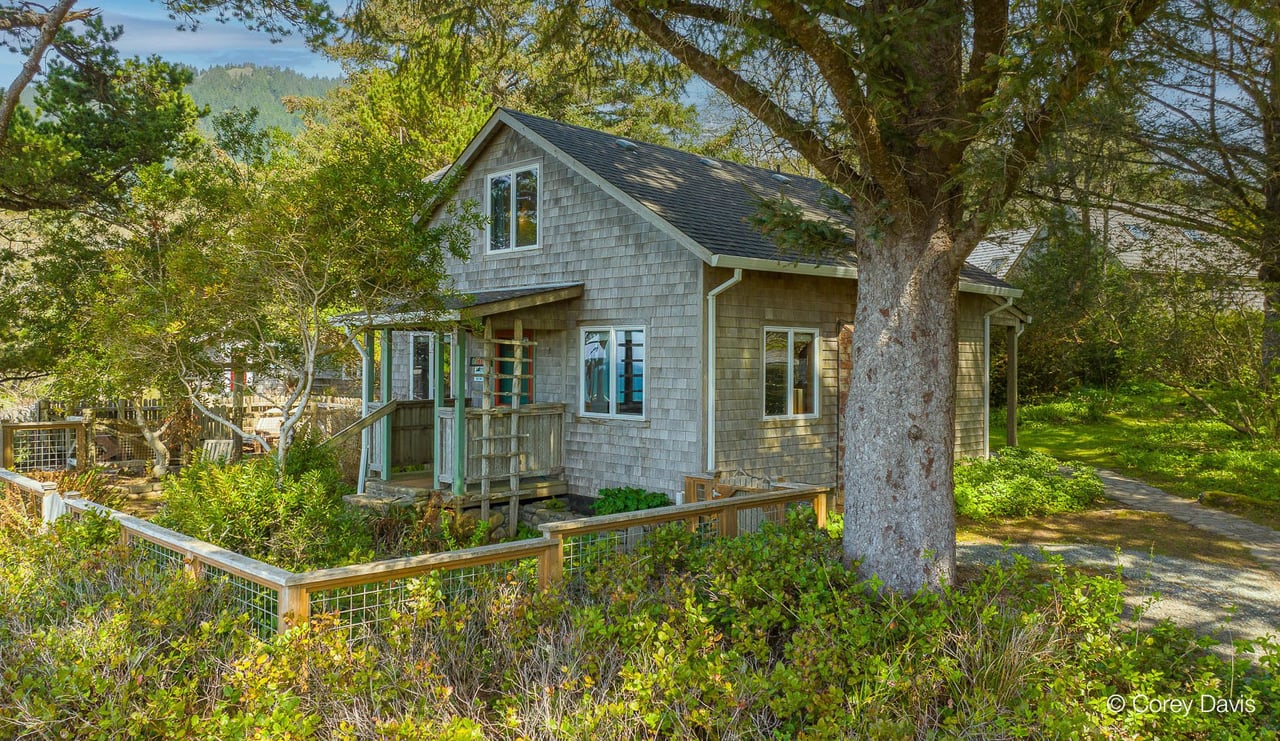 Sold Neahkahnie cabin at 37435 3rd St in Manzanita Oregon represented by Meadow Davis of Home + Sea Realty