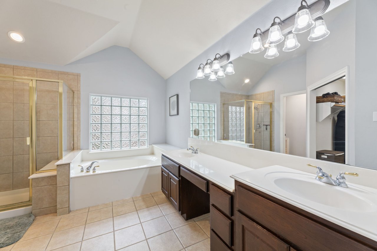 Elegant Cul-de-Sac Retreat in Steiner Ranch with Main-Level Guest Suite