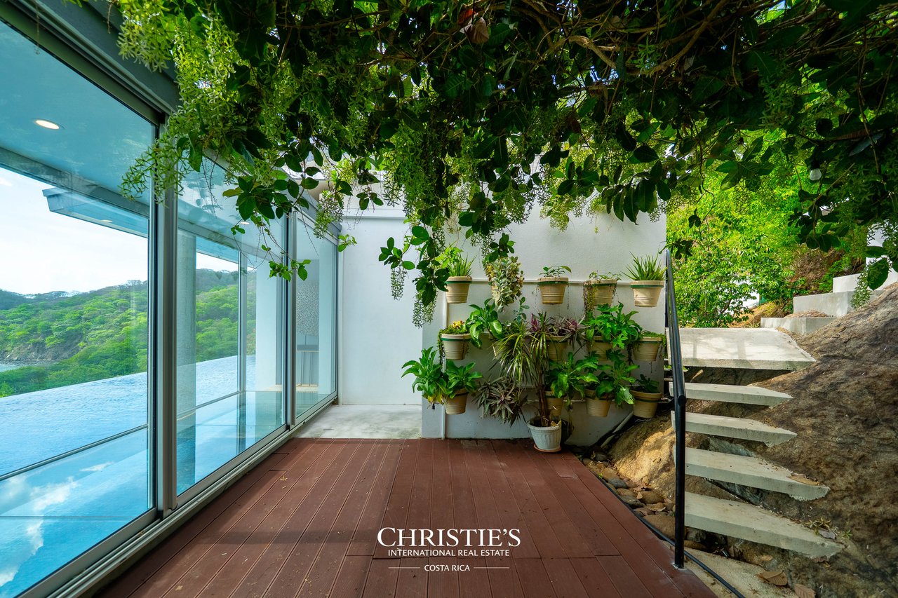 Casa Holmes: Award-Winning Glass House with Ocean Views