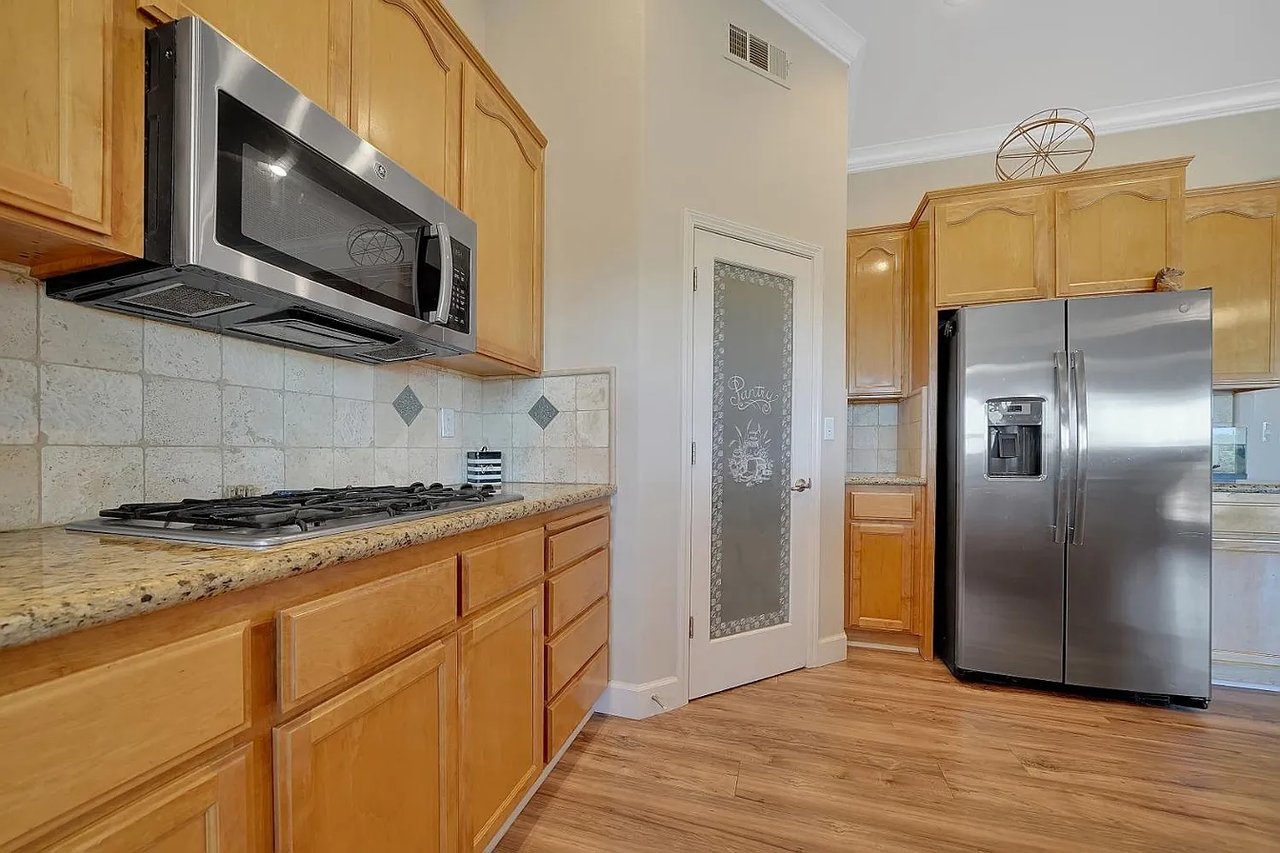 3221 Crestview Dr