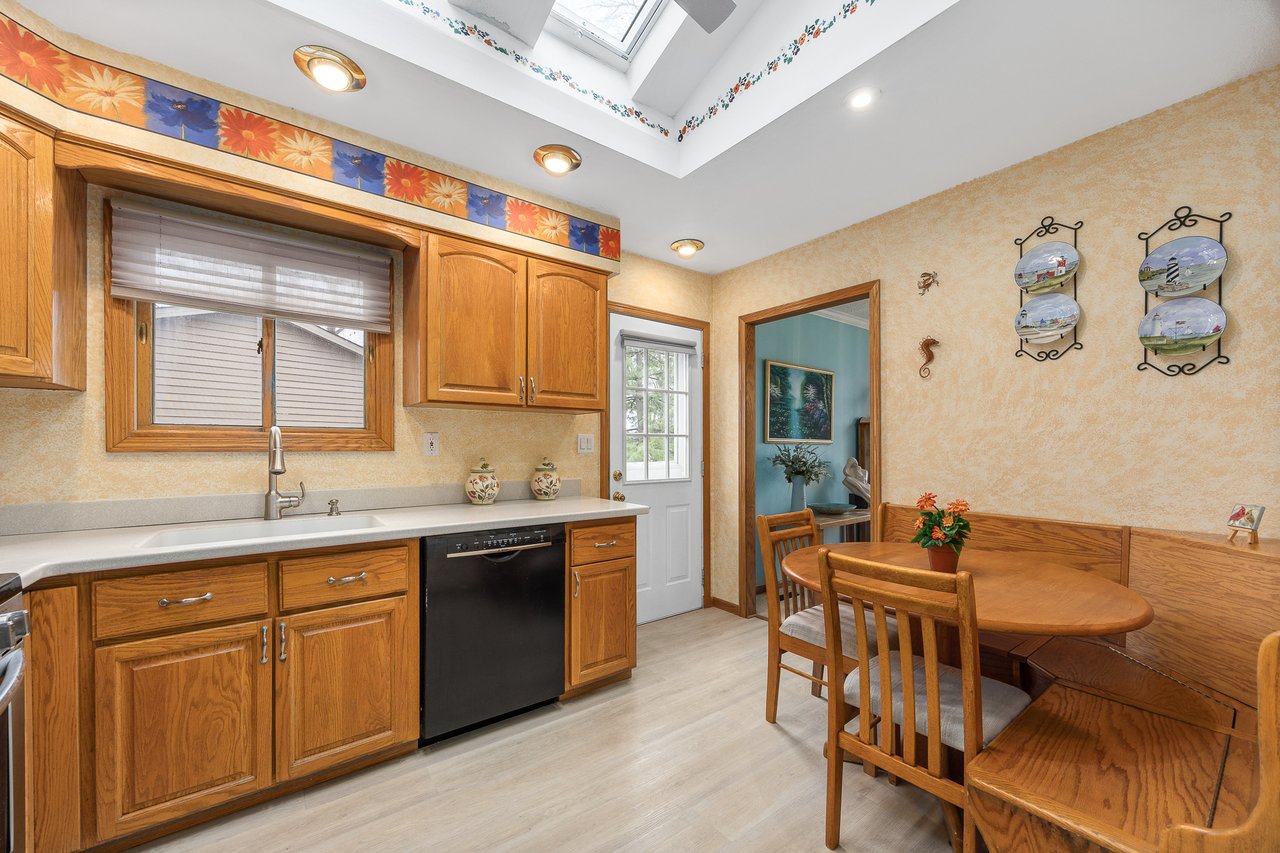 8000 Oakview Lane, Woodridge