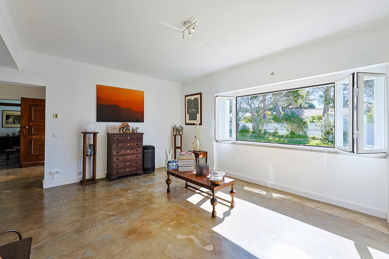 Spacious 5-Bedroom Villa with Expansive Garden Near Sintra in Colares