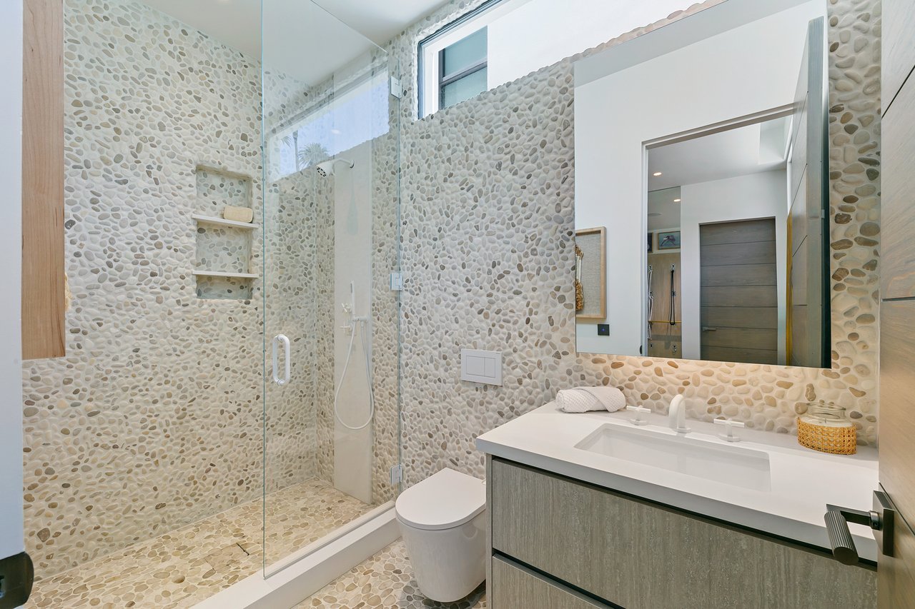 938 Palisades Beach Rd