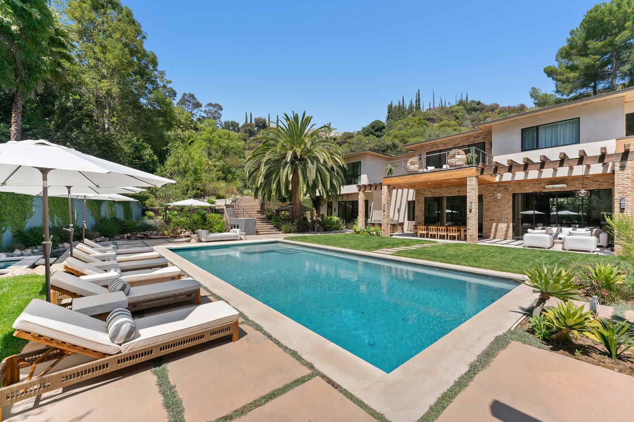 Bowmont Dr, 90210