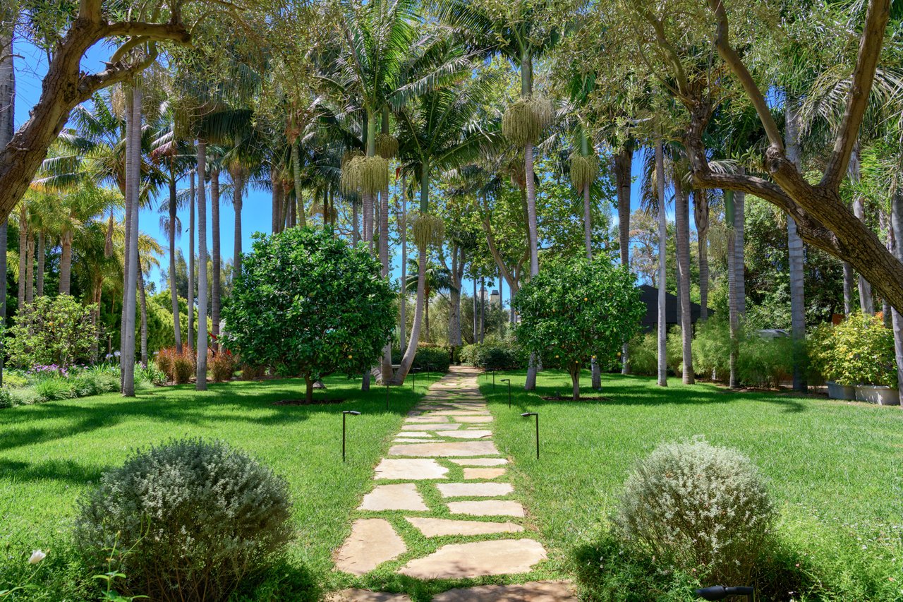 6625 Zumirez Dr
