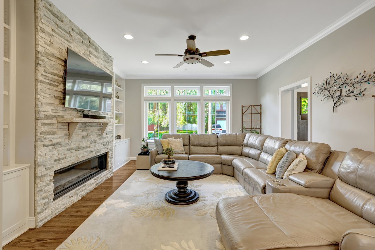 300 Jade Ct NW