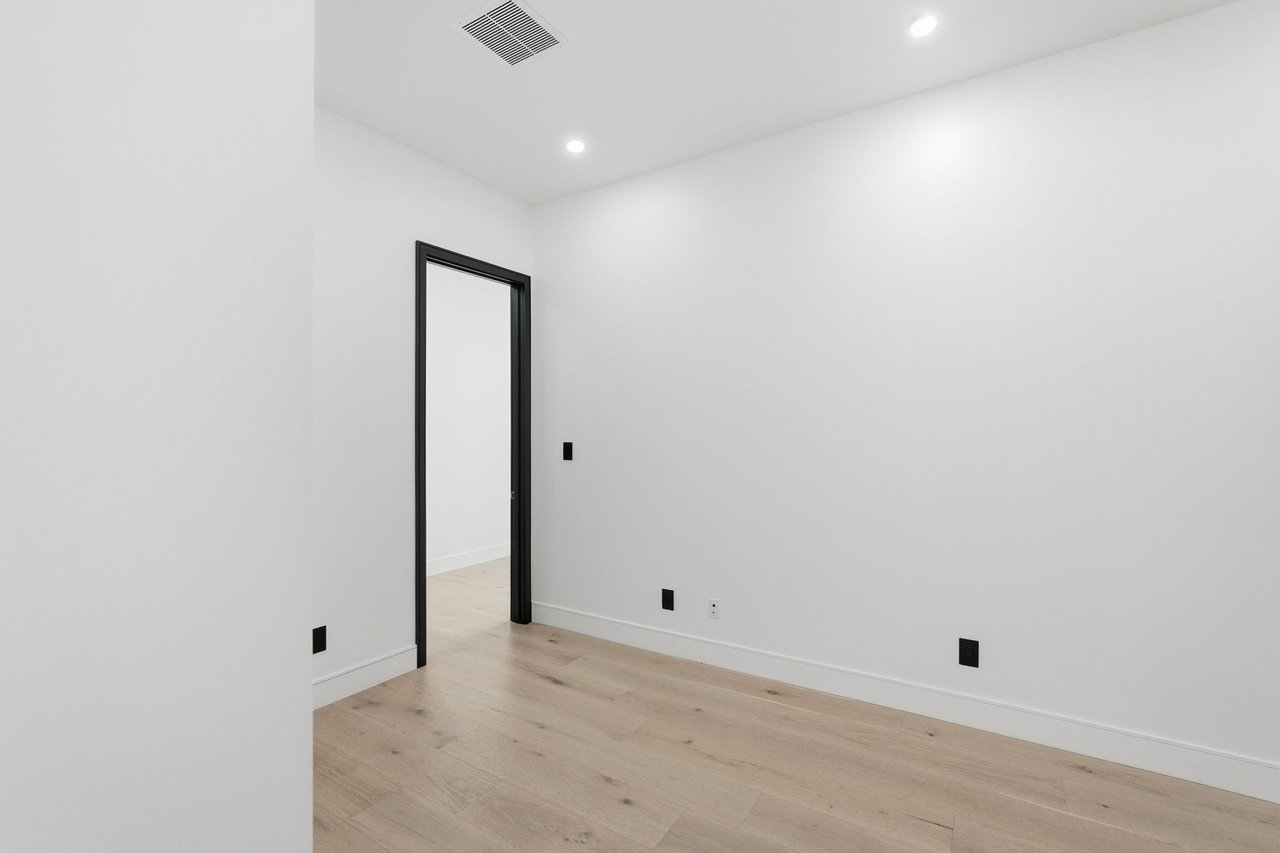 3106 N VALENCIA Lane