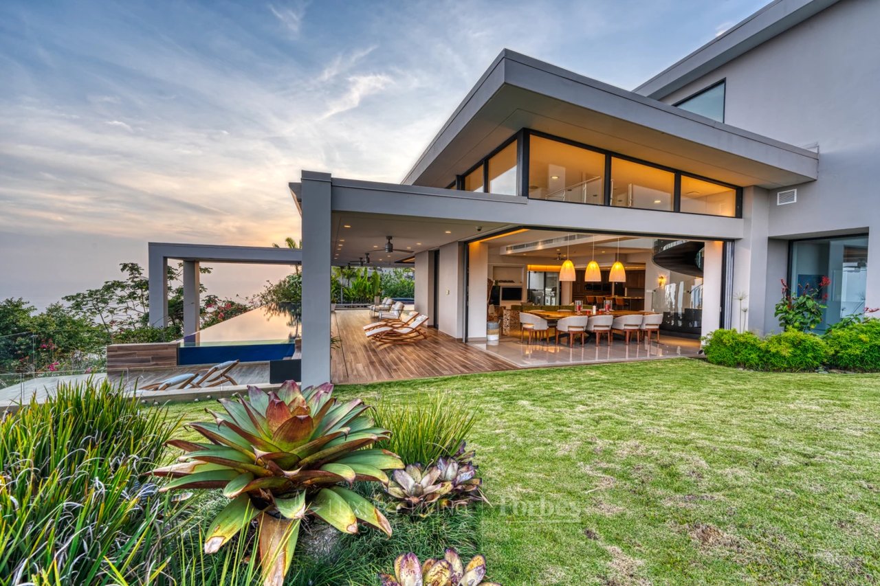 6575 - Dominical Contemporary Mansion
