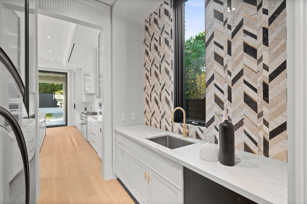 Prestigious Dunvegan Rd