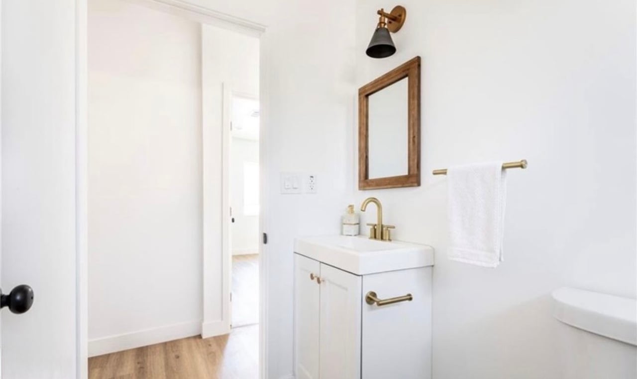 1731–1733 S New England St