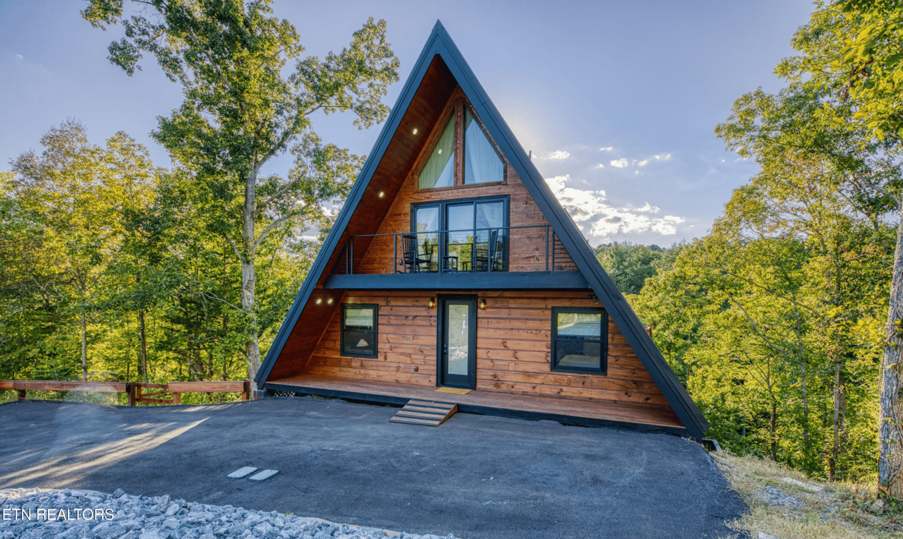Wallace Luxury Spotlight | 2101 Wingspan Drive Sevierville, TN 37876