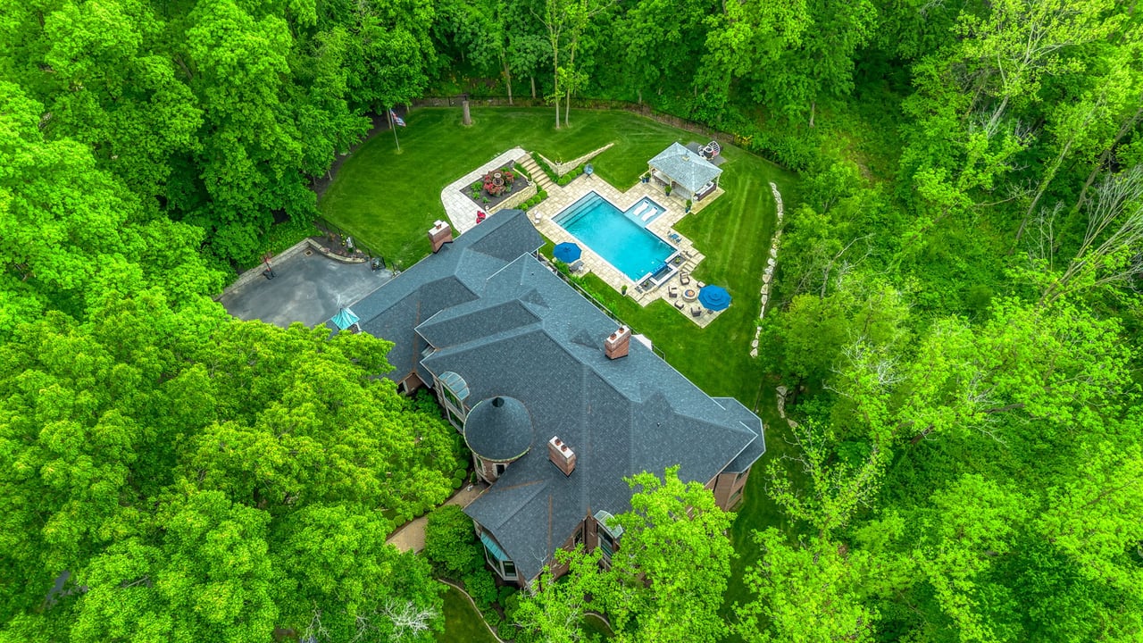 11 Lake Forest Court W