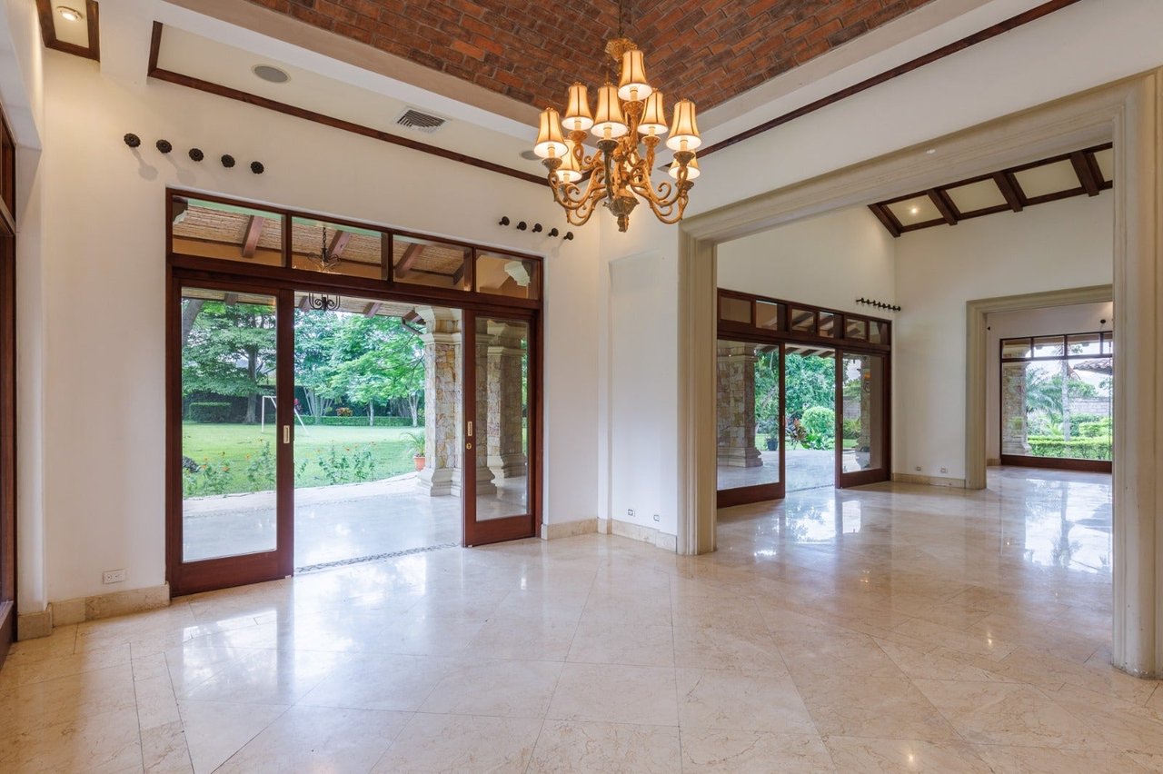 Single Level Luxury Home, Santa Ana, San Jose