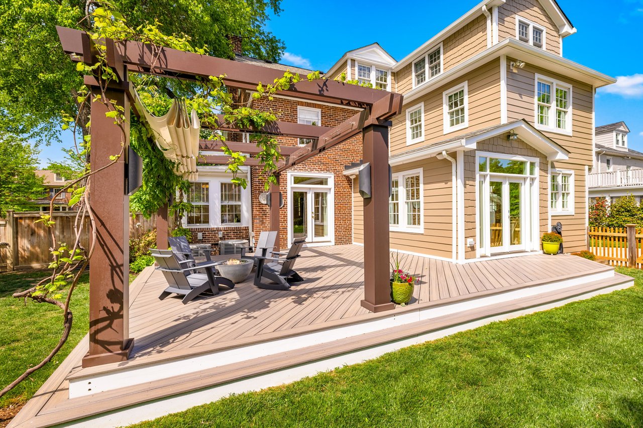 22 W OAK STREET