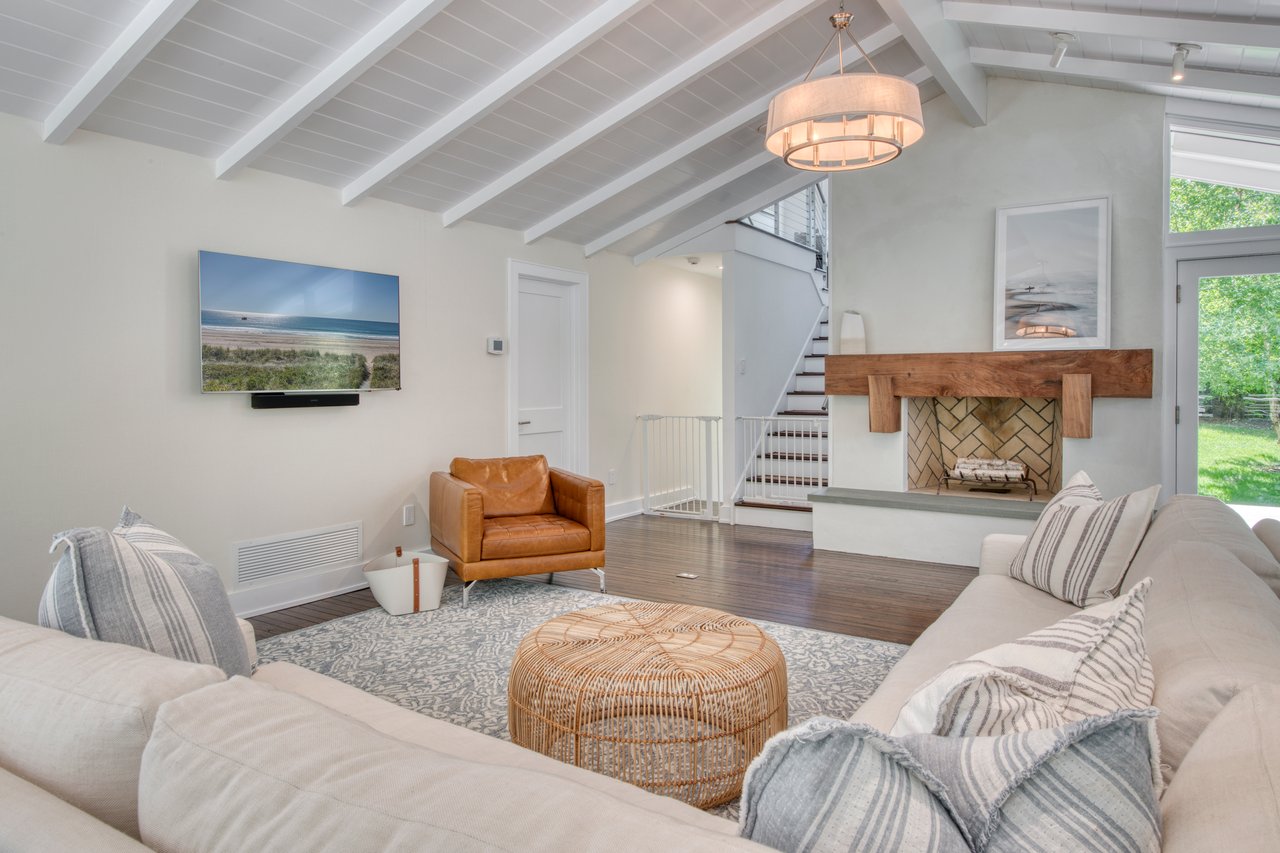 30 Springwood Way, East Hampton