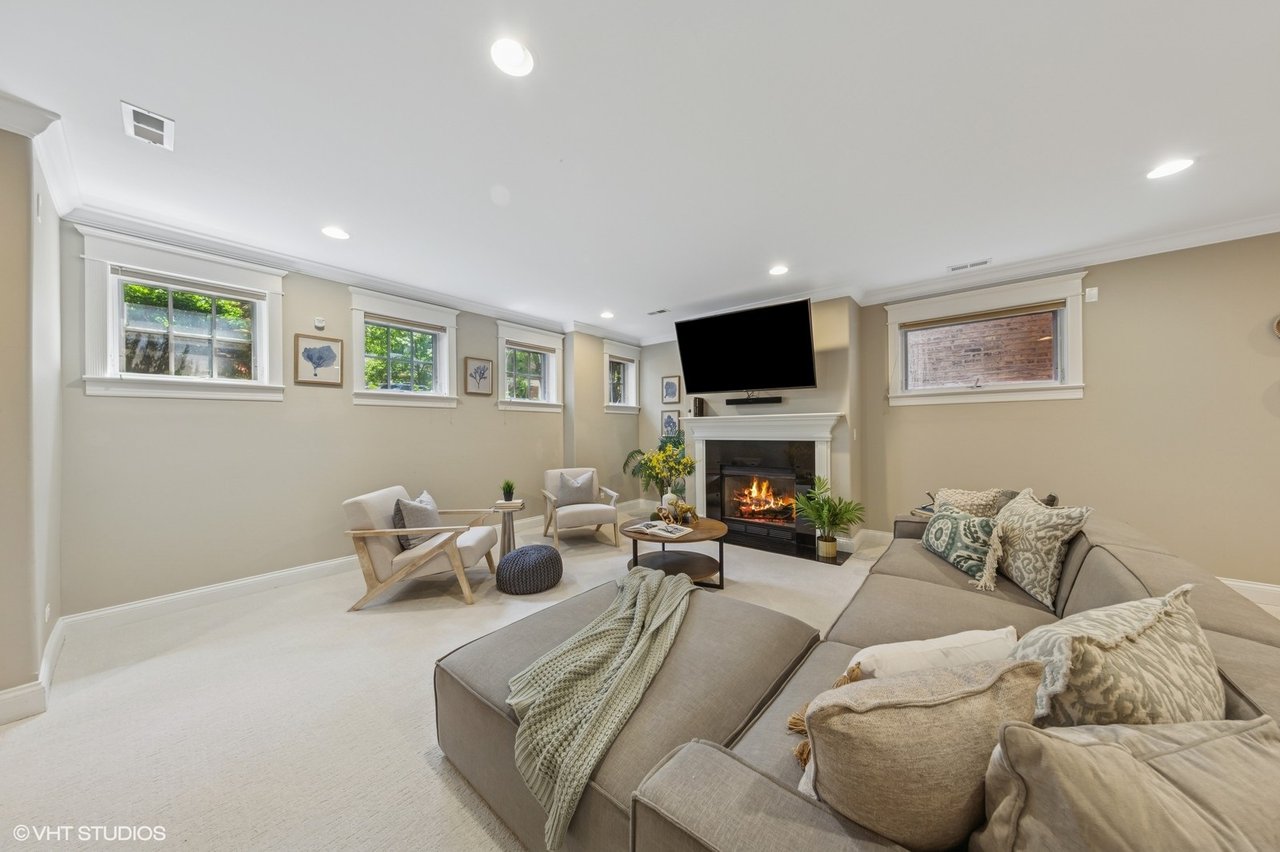 1244 W Cornelia Unit 1 