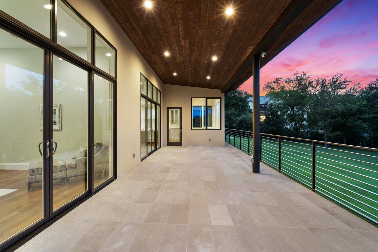 Las Lomas Contemporary