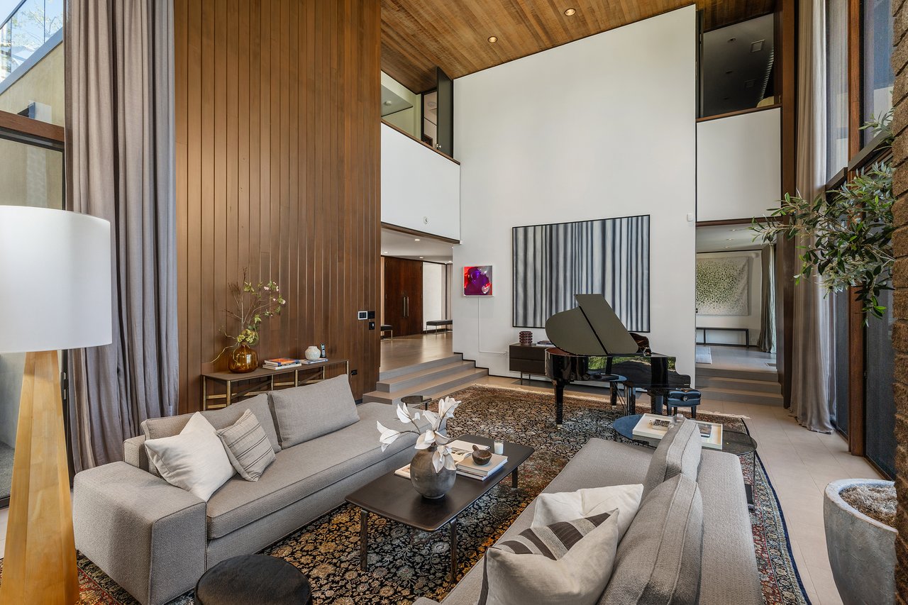  A Beverly Hills Architectural Masterpiece – Where Modern Luxury Meets Timeless Elegance