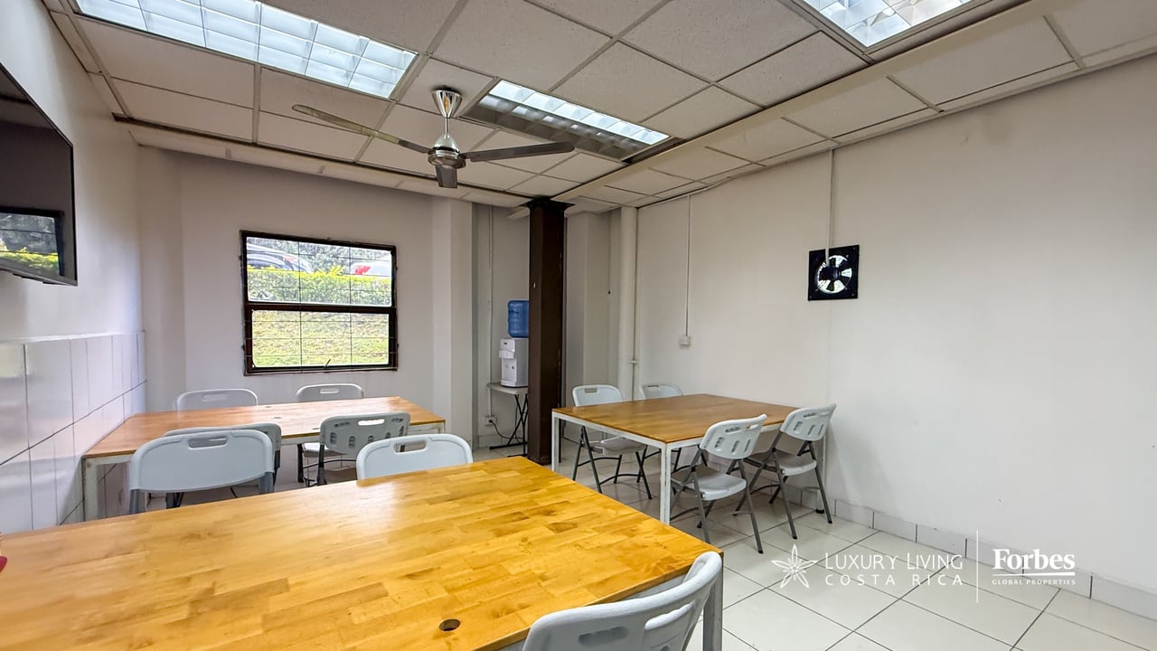 21581 - 3-Story Office/Warehouse with Easy Access to Route 27 in Guachipelin, Escazú