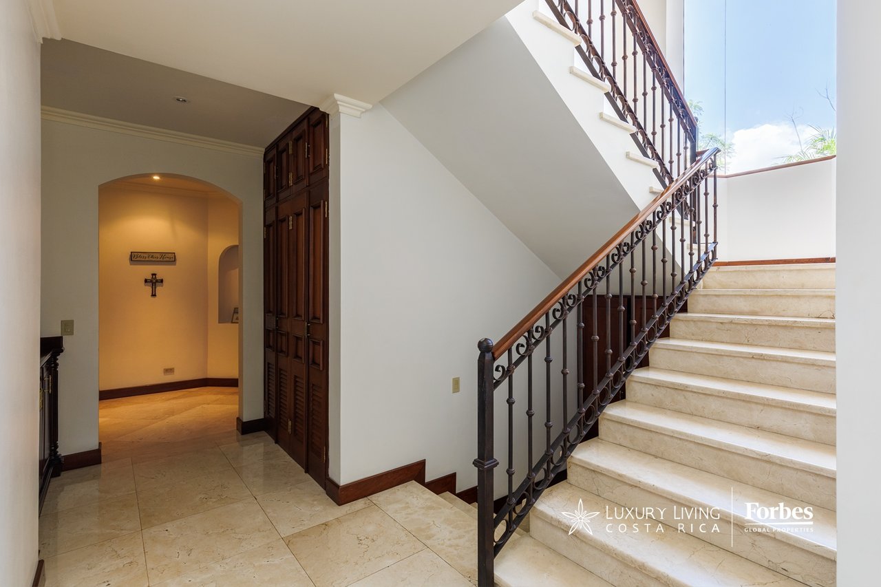 20336 - Luxury 5-bedroom home with an office and terrace in Cerro Alto, Escazú