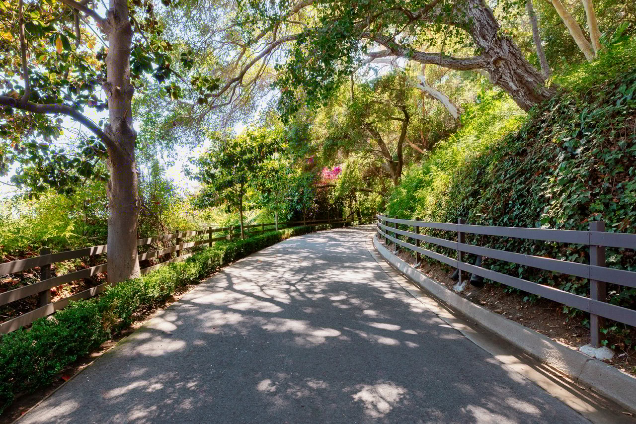 2041 Mandeville Canyon Rd