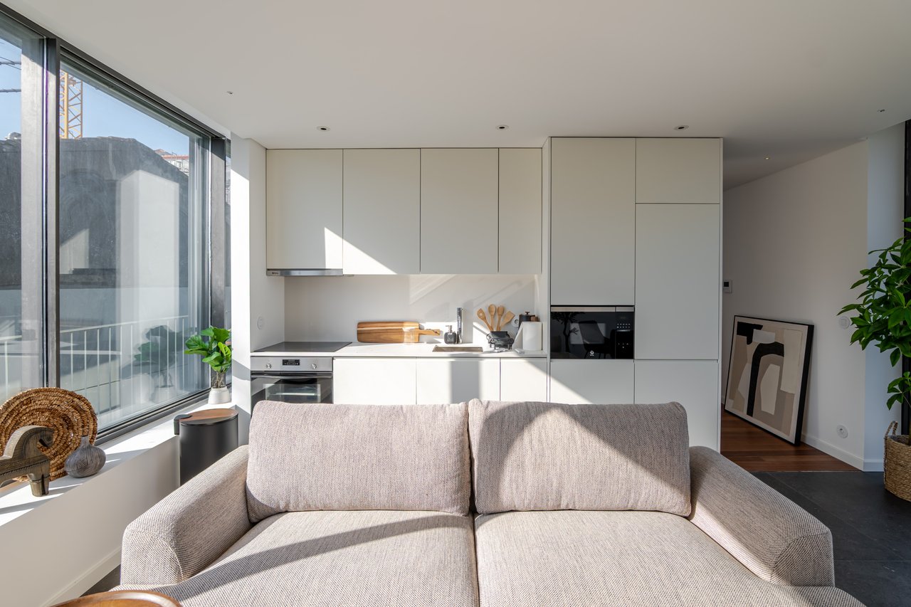 Modern 2-Bedroom Apartment with Expansive Private Terrace & Sort-term Rental (AL) License in Central Porto