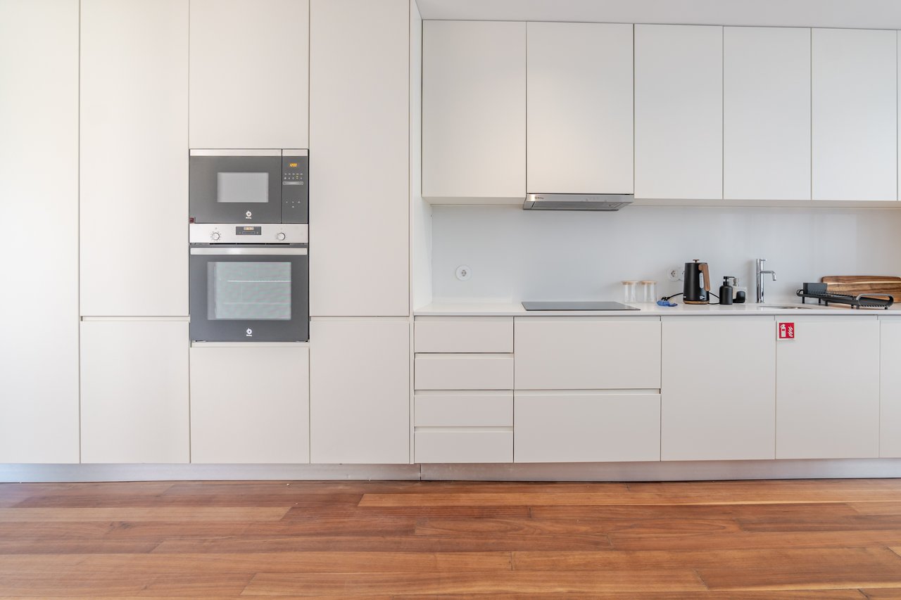 Elegant 2-Bedroom Apartment with Private Patio, Parking & Short-term Rental (AL) License in Central Porto