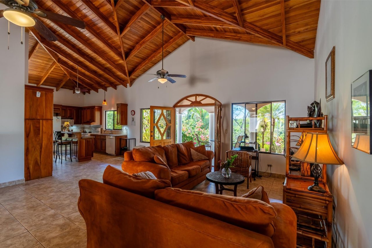 Teak Ceiling Jungle Home, Ojochal, Puntarenas