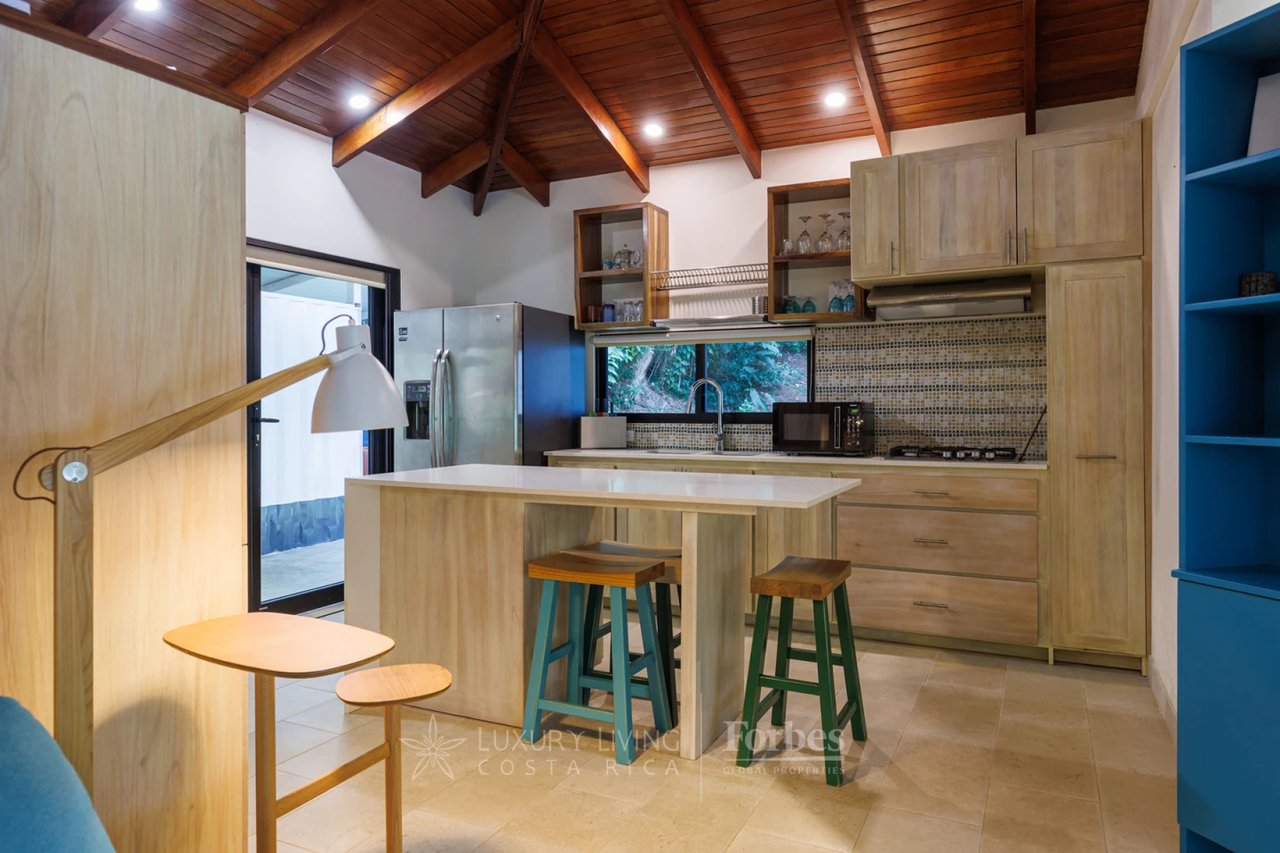 20391 - Property near the beach with hotel or private home potential