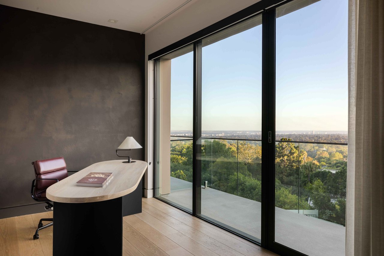 815 N Tigertail Rd, Brentwood