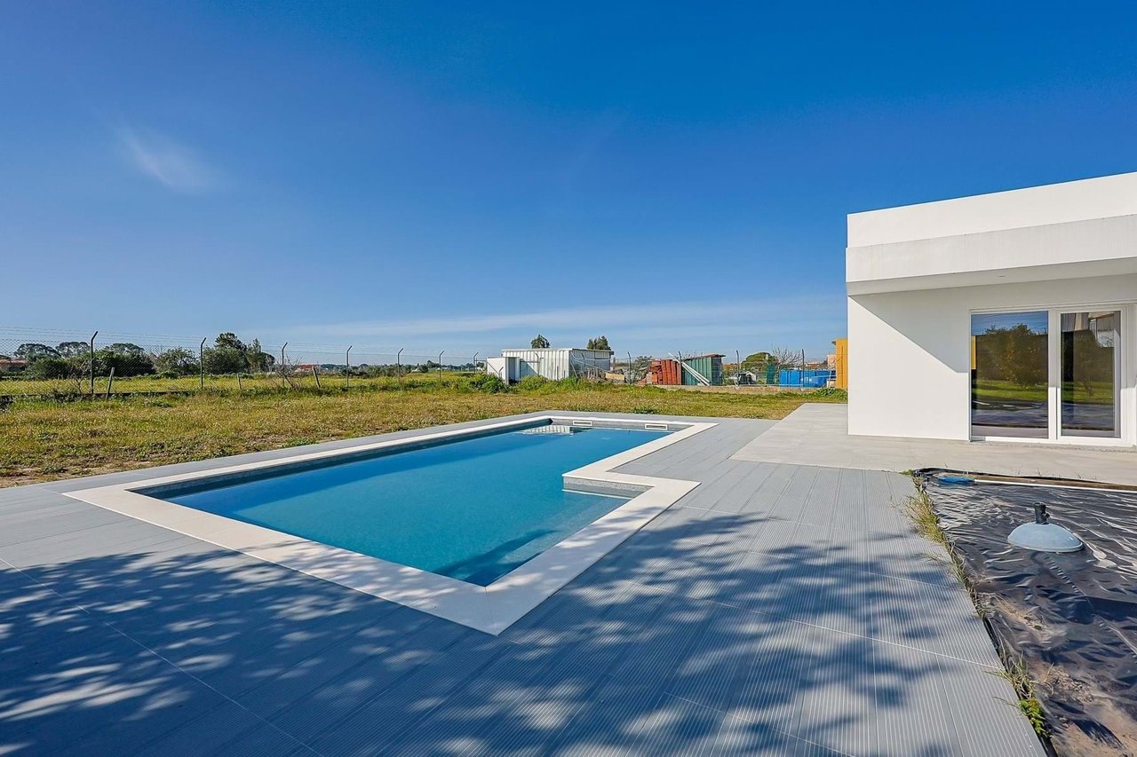 Luxurious 5-Bedroom Home with Pool and Panoramic Views Near Lisbon