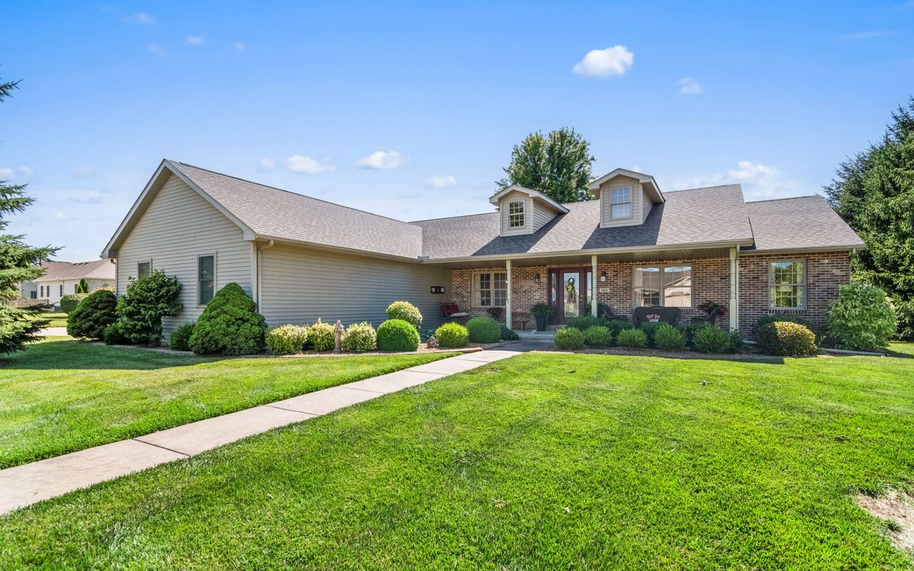 Well-maintained Springfield area home with a landscaped front yard