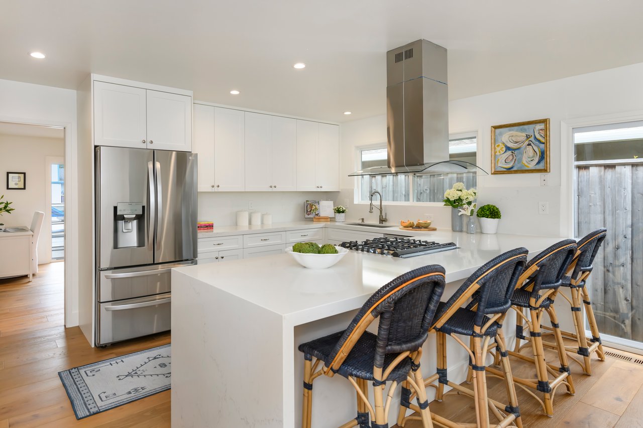 Refined Single-Level Waterfront Retreat