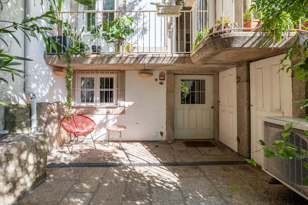 Beautifully Restored Townhouse Property with license for Short-Term rental in Bonfim, Porto