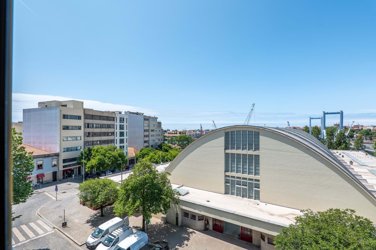 2 Bedroom + 1 Loft with Harbor Views in Central Matosinhos