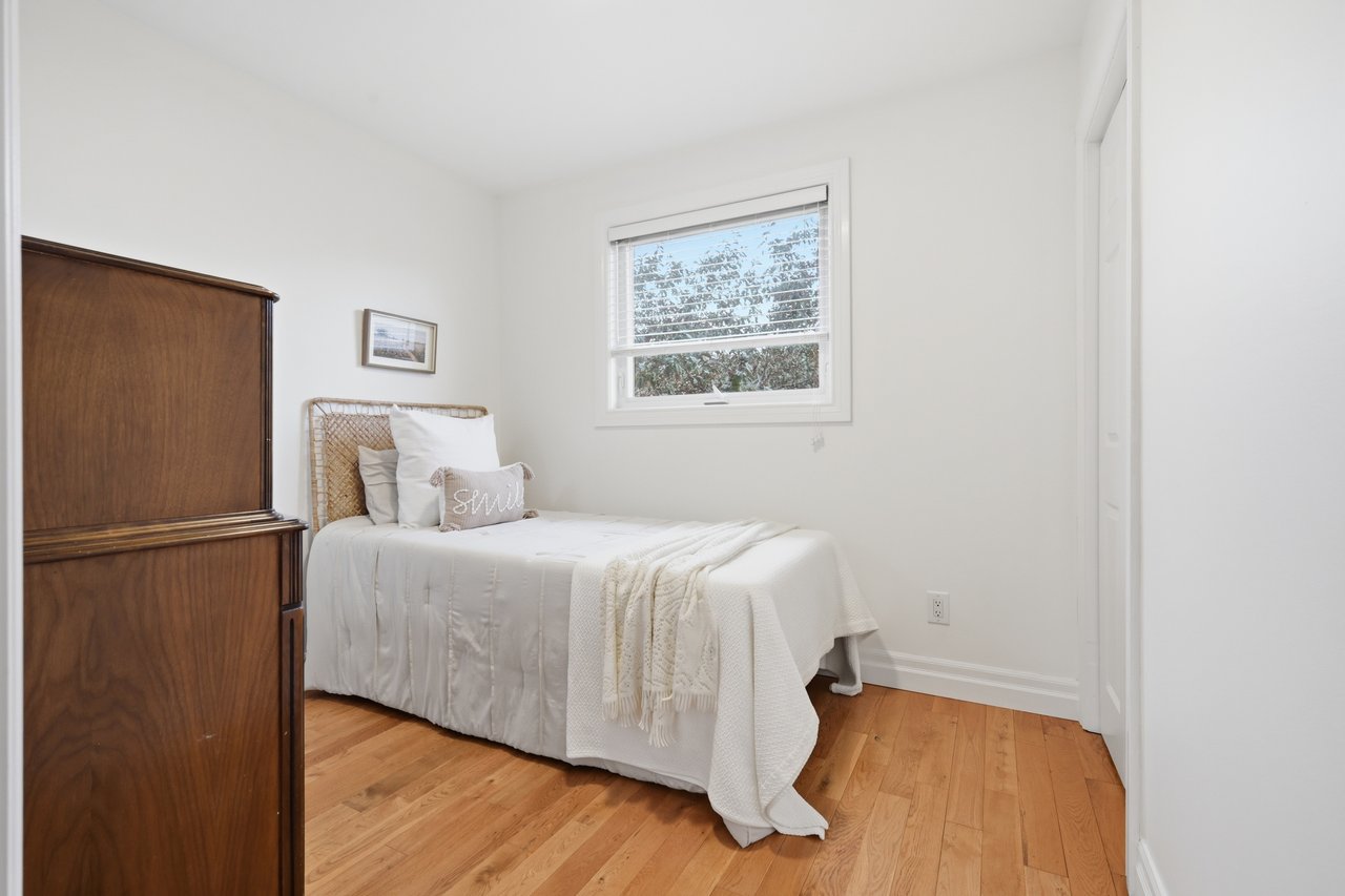 Spacious River Oaks Backsplit