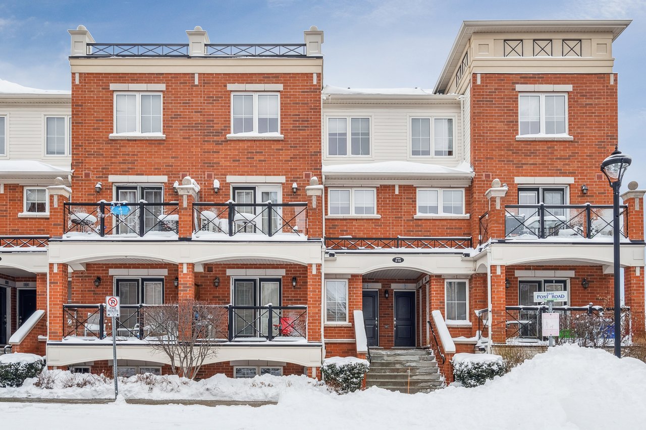 Stylish 2 Bedroom Stacked Townhouse in Oakville's Uptown Core