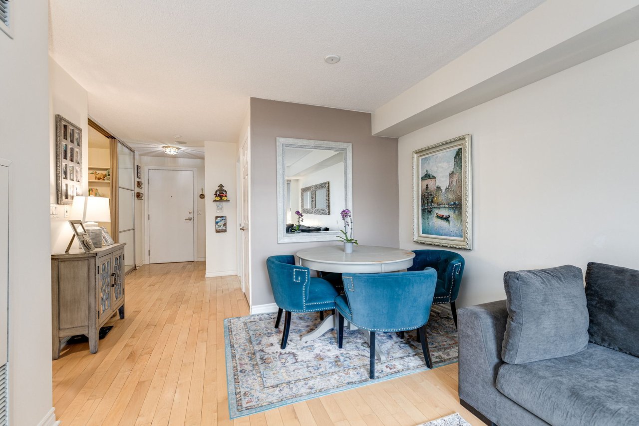 250 Wellington St W 535