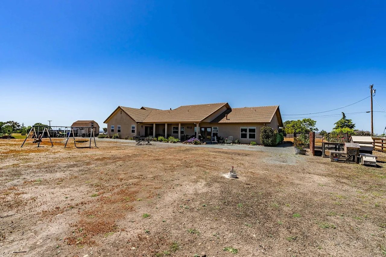 3221 Crestview Dr