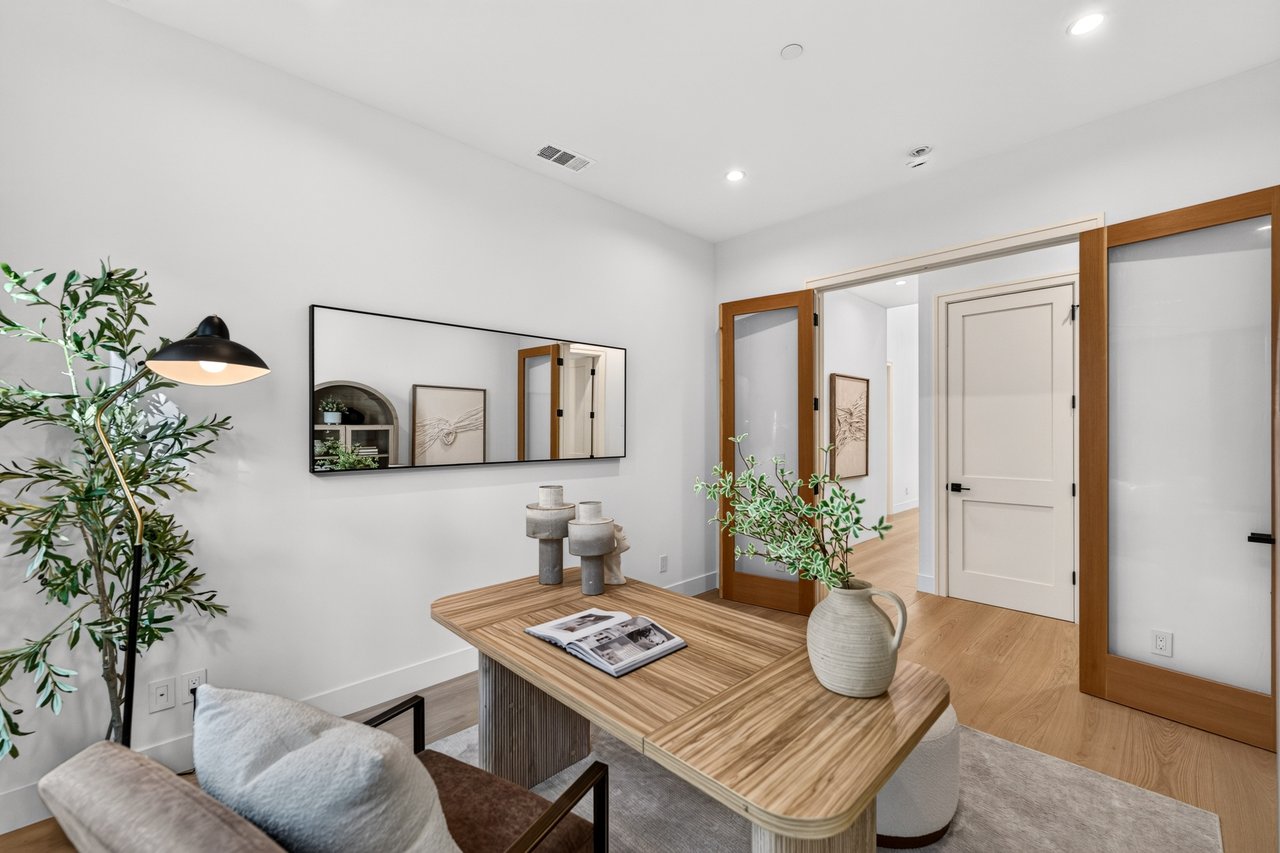 1084 Moffett Circle, Palo Alto, California 94303