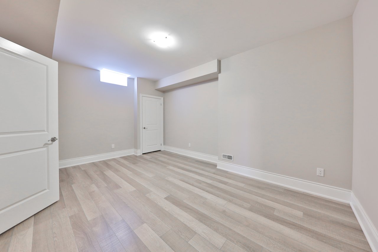 2163 Vineland Crescent, Oakville