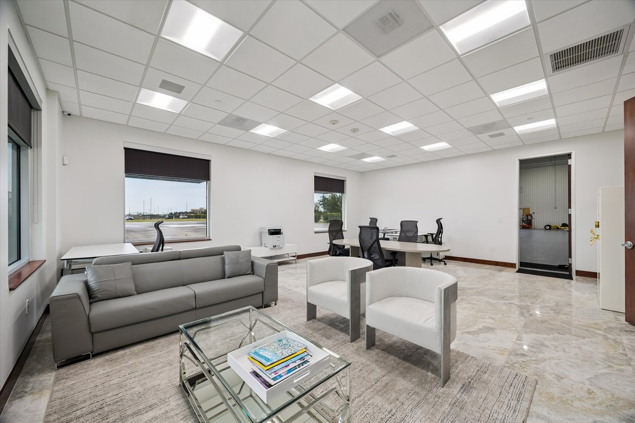 Hangar + Office - Sugar Land Regional Airport (KSGR)