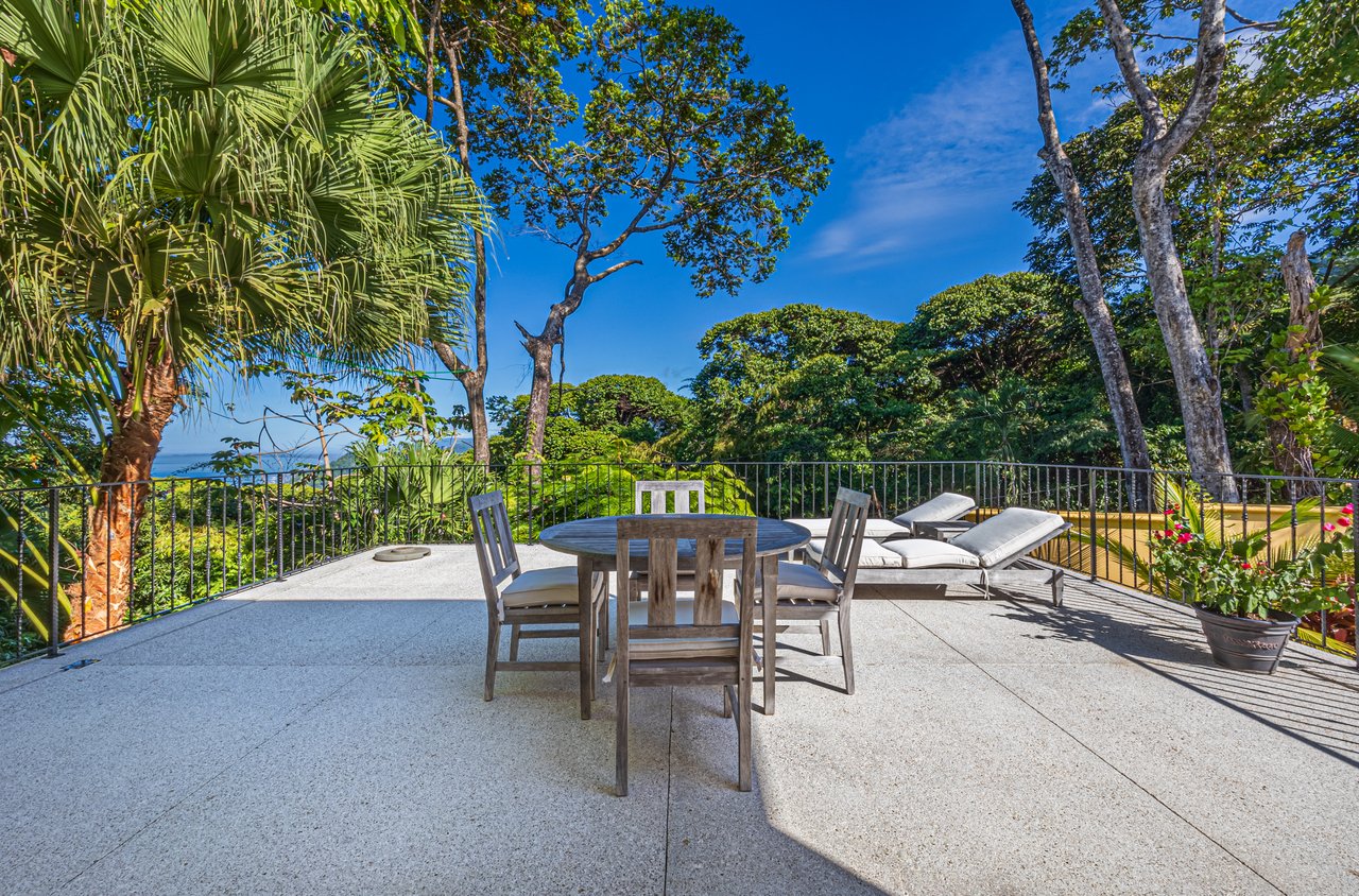 Nido Escondido, Playa Dominical