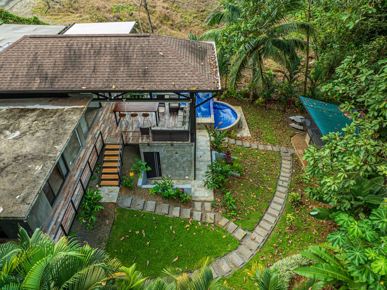   3 bedrooms, 2.5 bathrooms Villa Steps from Uvita, beautiful Beaches, Waterfalls, Restaurants and Tourist Attractions.