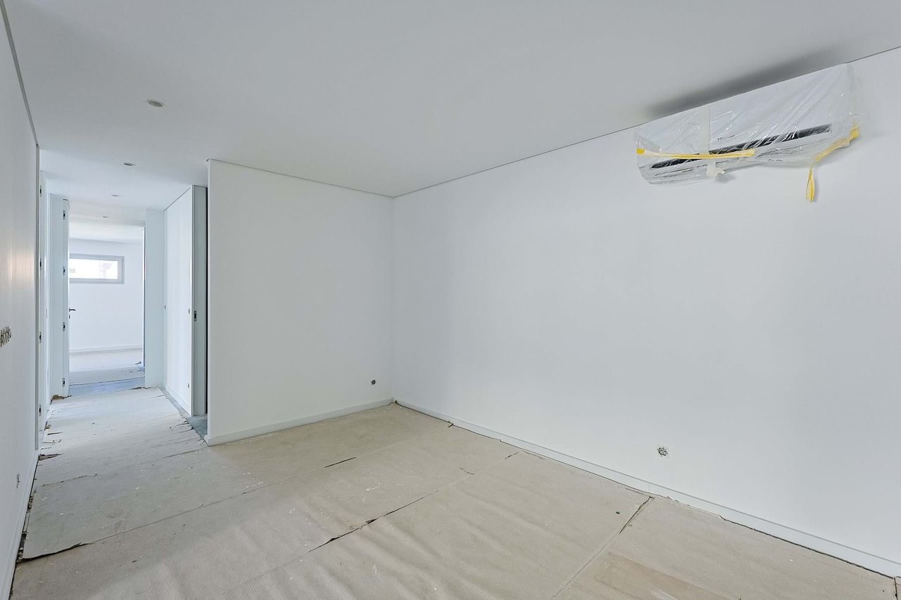 Modern 1-Bedroom Apartment in Camarate, Loures