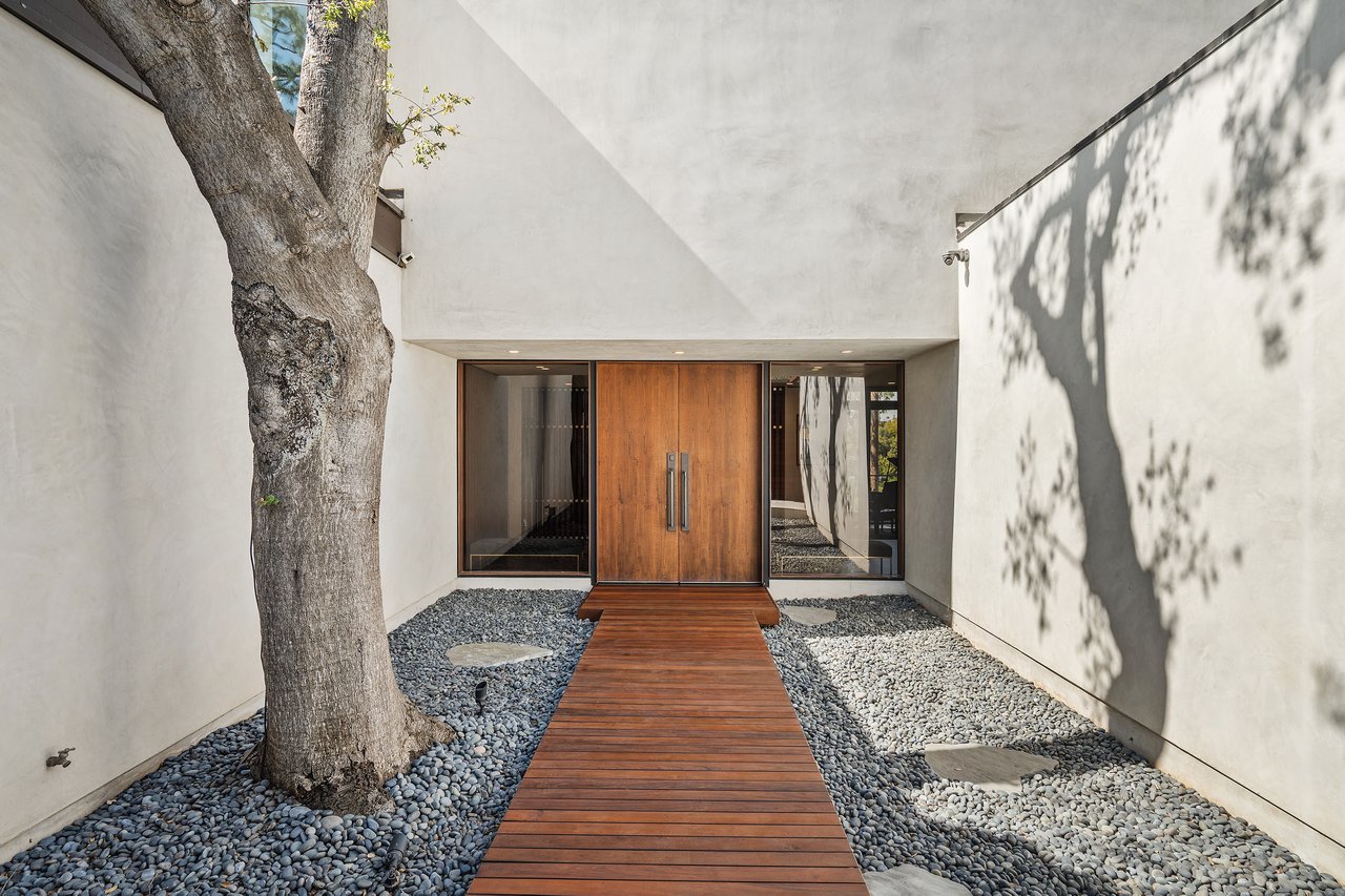 A Beverly Hills Architectural Masterpiece – Where Modern Luxury Meets Timeless Elegance