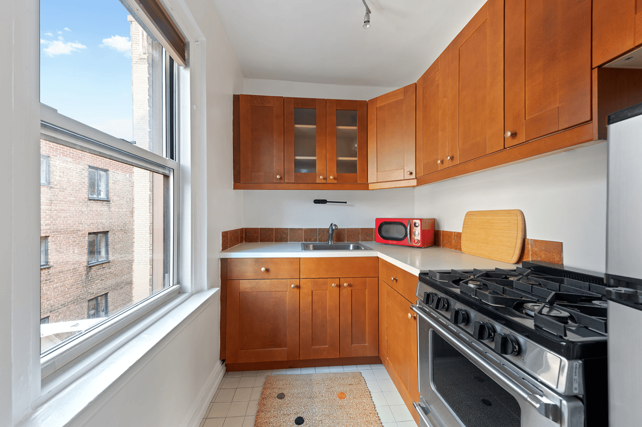 70 Remsen Street Unit: 9E